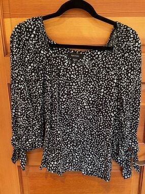 Karen Kane LEO 3/4 Sleeve Blouse with ties at cuff.  Size XS.  NWOT.